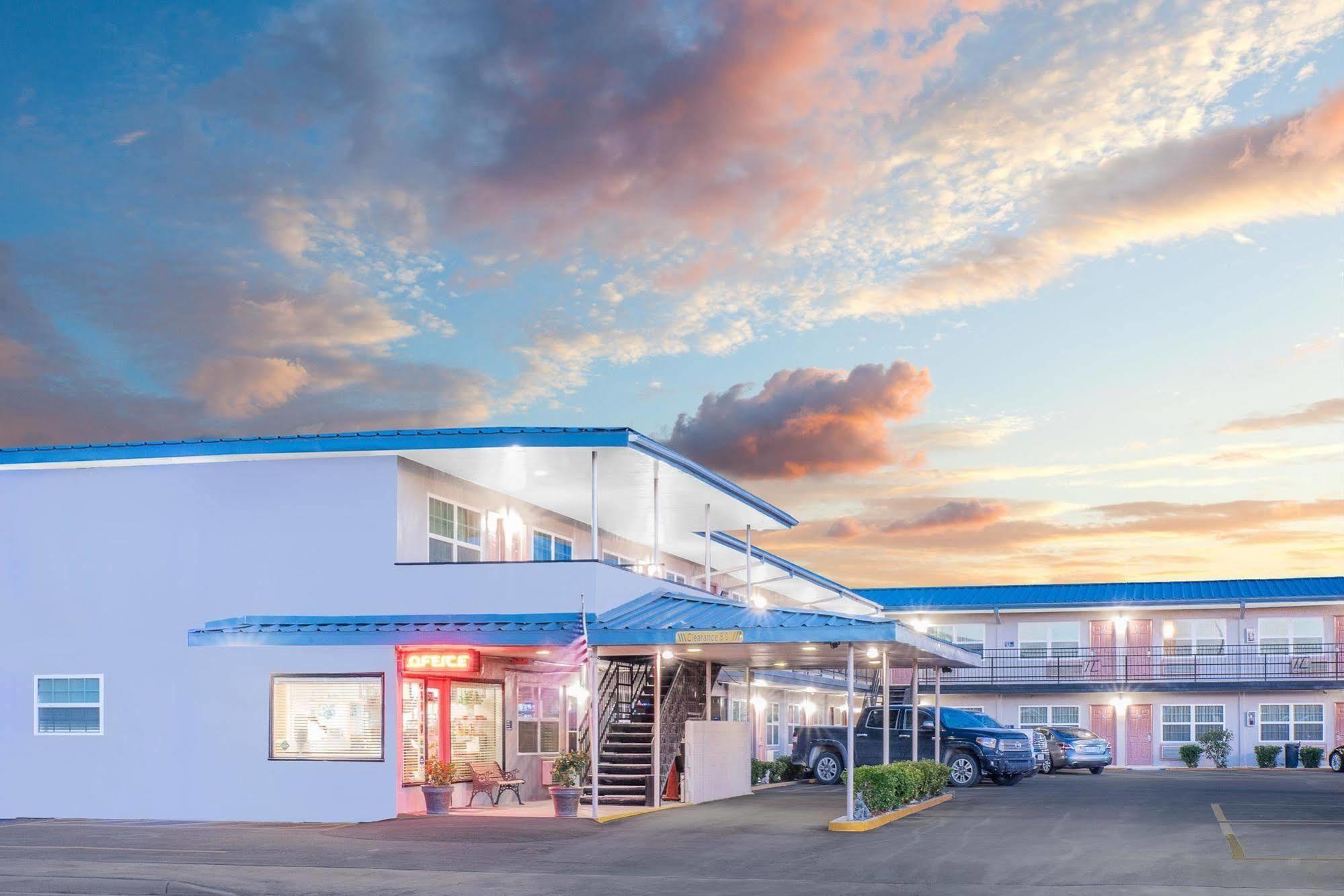 Knights Inn & Suites Pecos Exterior photo